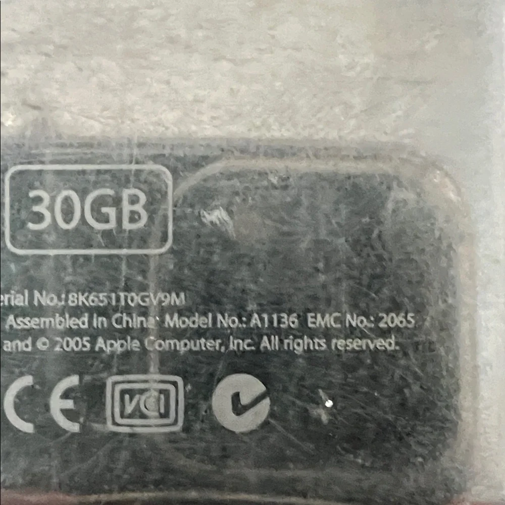 Apple 5th Gen IPod. 30GB model A1136 - Picture 6 of 6